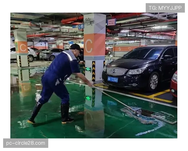 花絮：蒙彼利埃主场因突降大雨一度中断比赛，工作人员紧急清理积水